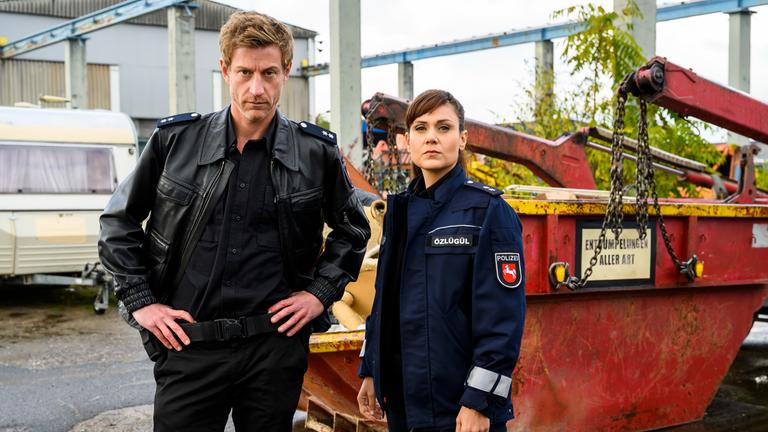 "Friesland - Fundsachen": Süher Özlügül (Sophie Dal) und Henk Cassens (Maxim Mehmet) stehen vor einem vollbeladenen Container.
