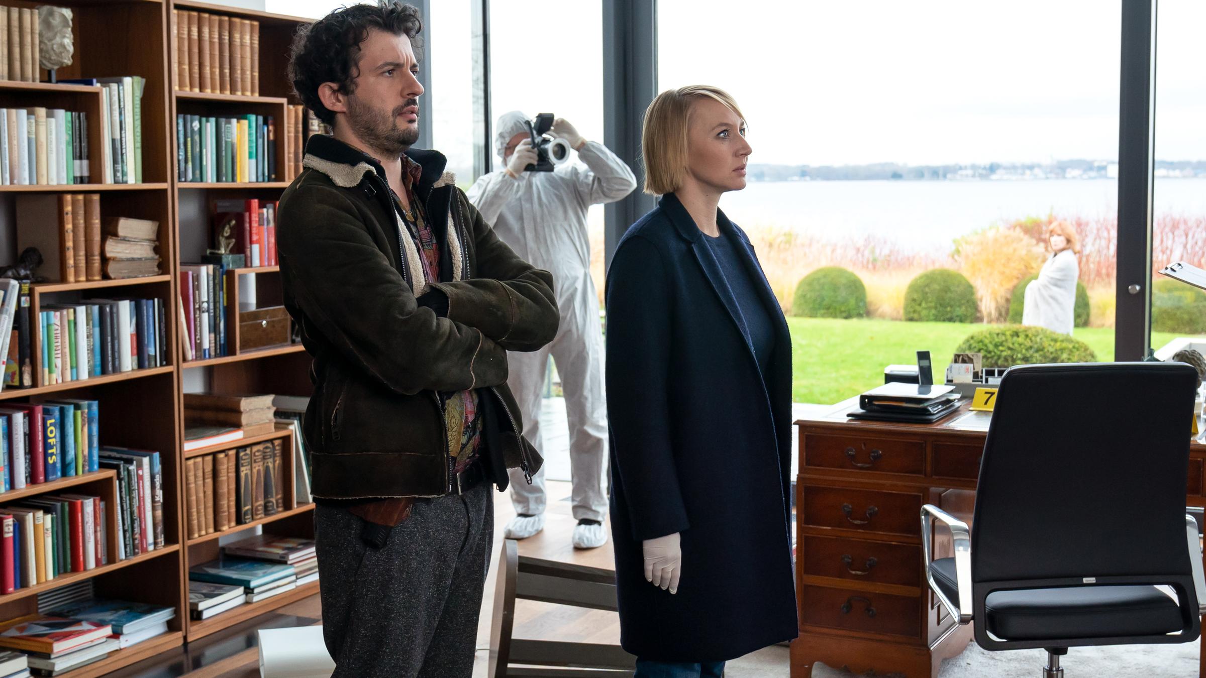 "Solo für Weiss - Todesengel": Nora Weiss (Anna Maria Mühe) und Ben Salawi (Camill Jammal) stehen nebeneinander in einem Arbeitszimmer.