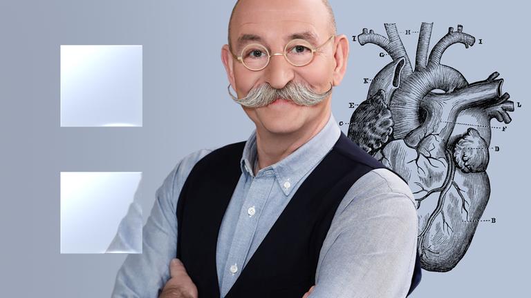 "ZDFzeit: Horst Lichter: Mein Herz, mein Motor - Schicksal, Hoffnung, Heilung": Horst Lichter mit Kappe schaut in einen geöffneten Motorraum eines alten Autos.