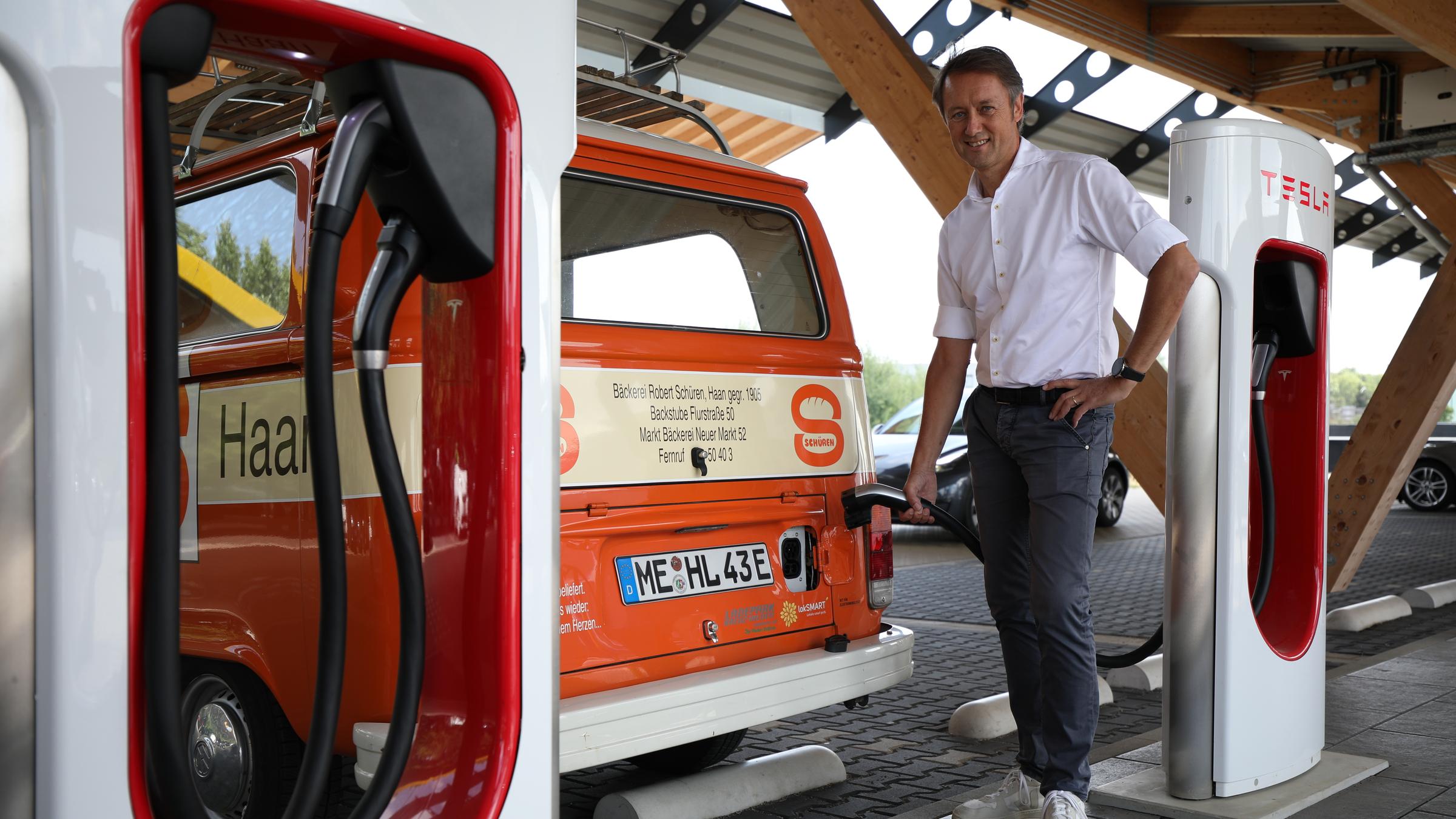 "plan b: Einfach unter Strom - Wie wir mit E-Mobilität durchstarten": Roland Schüren lädt an einer Ladestation für E-Autos seinen Elektro-Bus.