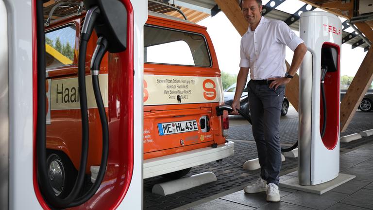 "plan b: Einfach unter Strom - Wie wir mit E-Mobilität durchstarten": Roland Schüren lädt an einer Ladestation für E-Autos seinen Elektro-Bus.