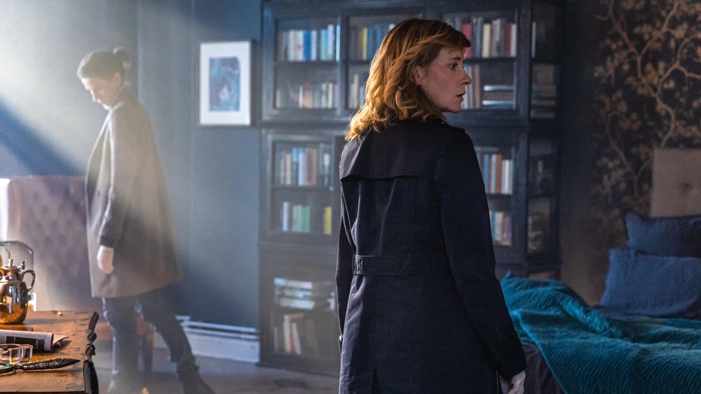 "Kolleginnen - Für immer": Irene Gaup (Caroline Peters) und Kollegin Julia Jungklausen (Natalia Belitski) laufen durch ein dunkles Wohnzimmer.