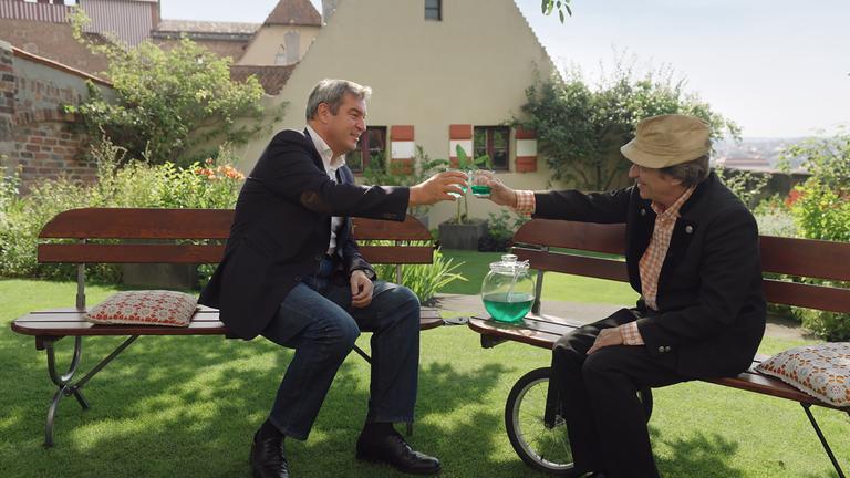 "Beim Pelzig auf der Bank - Scheiß Macht": Pelzig und Markus Söder stoßen mit Bowle an.