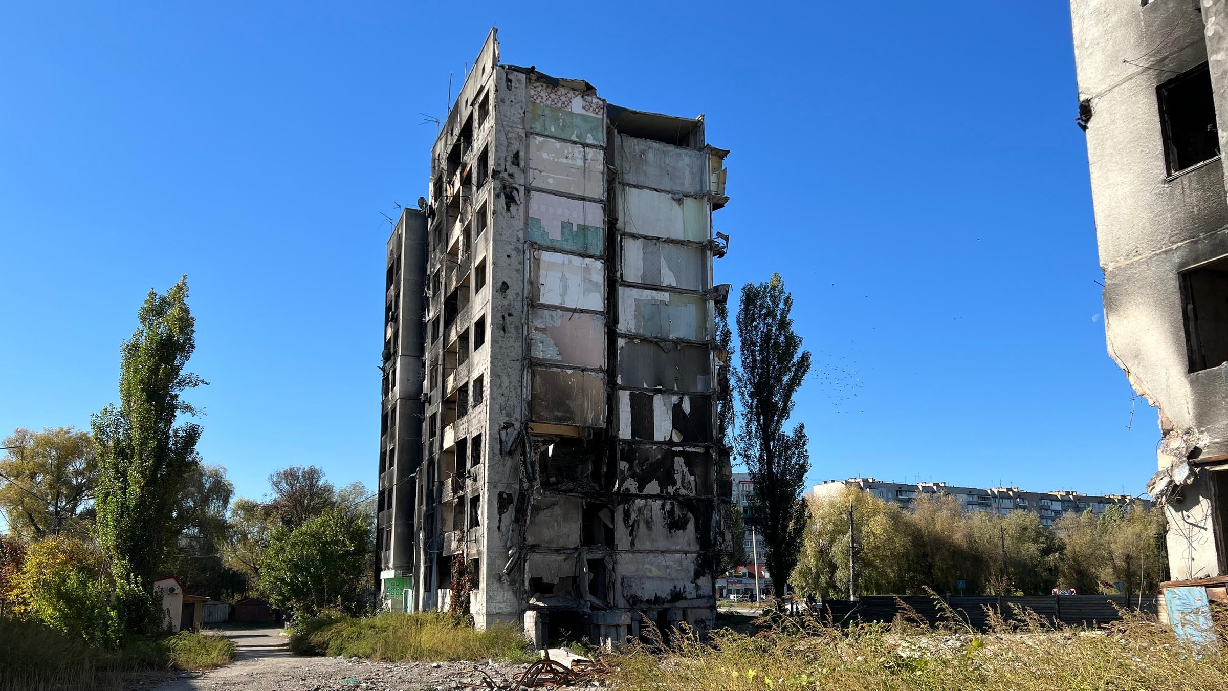 "Winter is coming" (crossmediales "auslandsjournal"-Dokumentationsprojekt): Zerstörte Wohnhäuser in der Stadt Borodjanka nahe Kiew