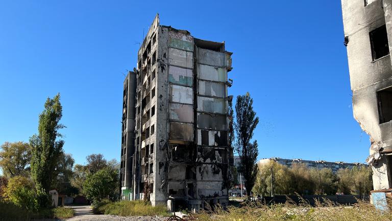 "Winter is coming" (crossmediales "auslandsjournal"-Dokumentationsprojekt): Zerstörte Wohnhäuser in der Stadt Borodjanka nahe Kiew