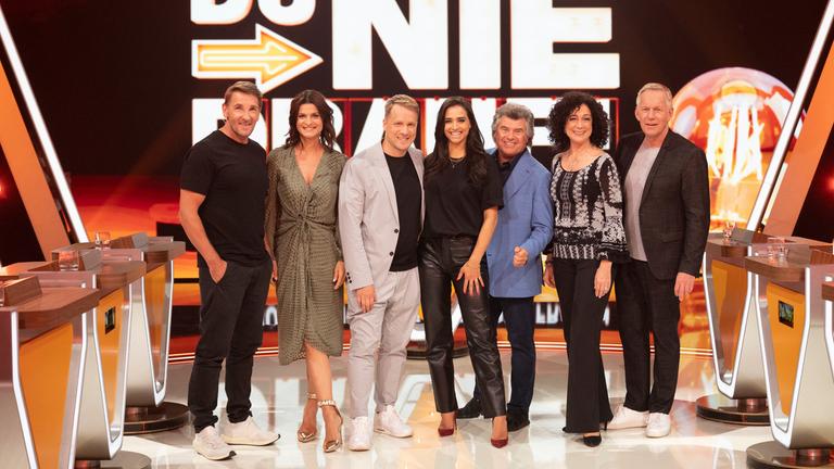 "Da kommst Du nie drauf!": Mark Keller, Marlene Lufen, Oliver Pocher, Amira Pocher, Andy Borg, Barbara Wussow und Johannes B. Kerner stehen für ein Gruppenfoto im Studio vor der Videowand. Im Hintergrund das Sendungslogo.