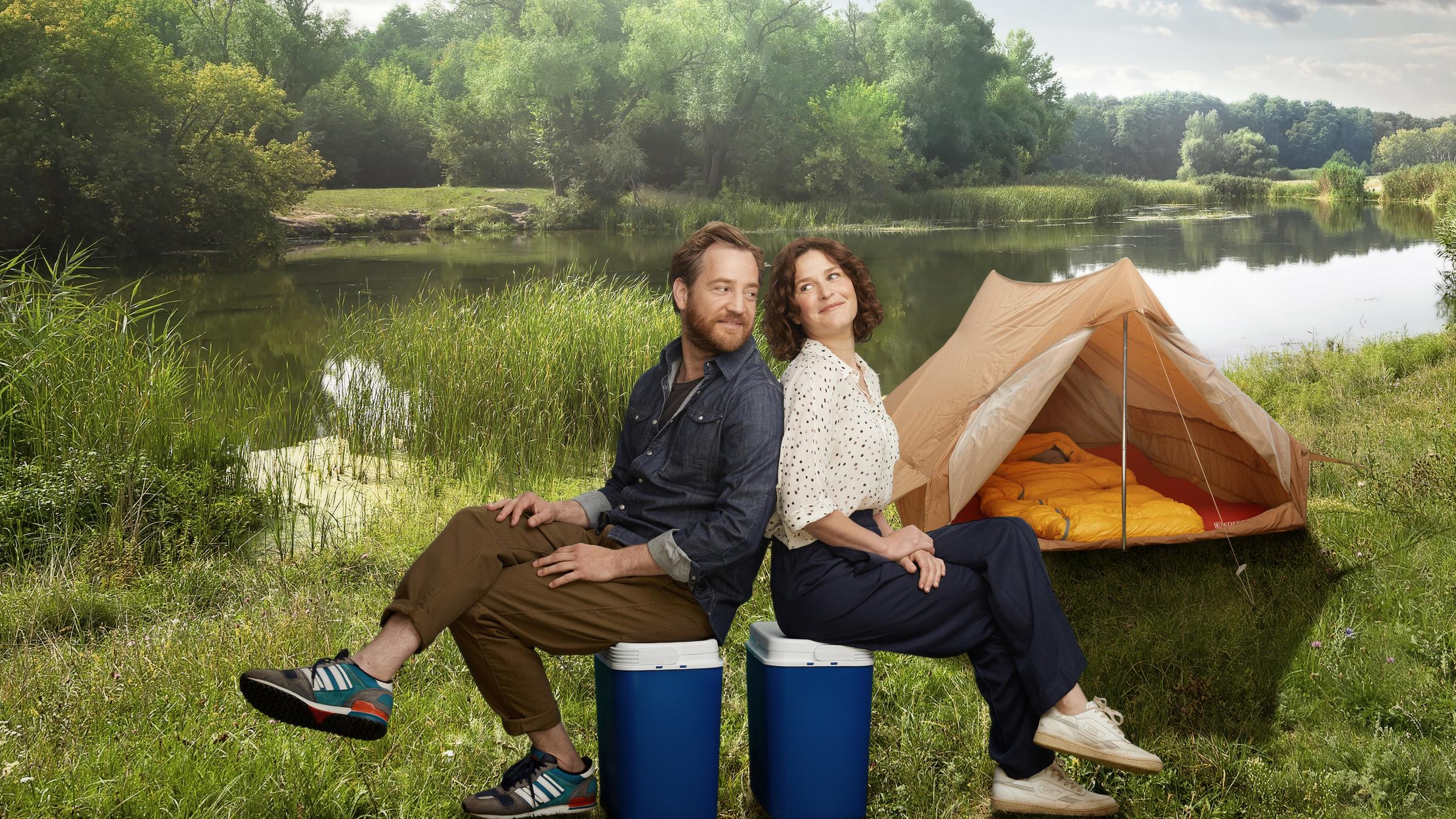 Stefan (Tom Radisch) und Jantje (Karla Nina Diedrich) haben überraschend einen Campingplatz am Plöner See geerbt.