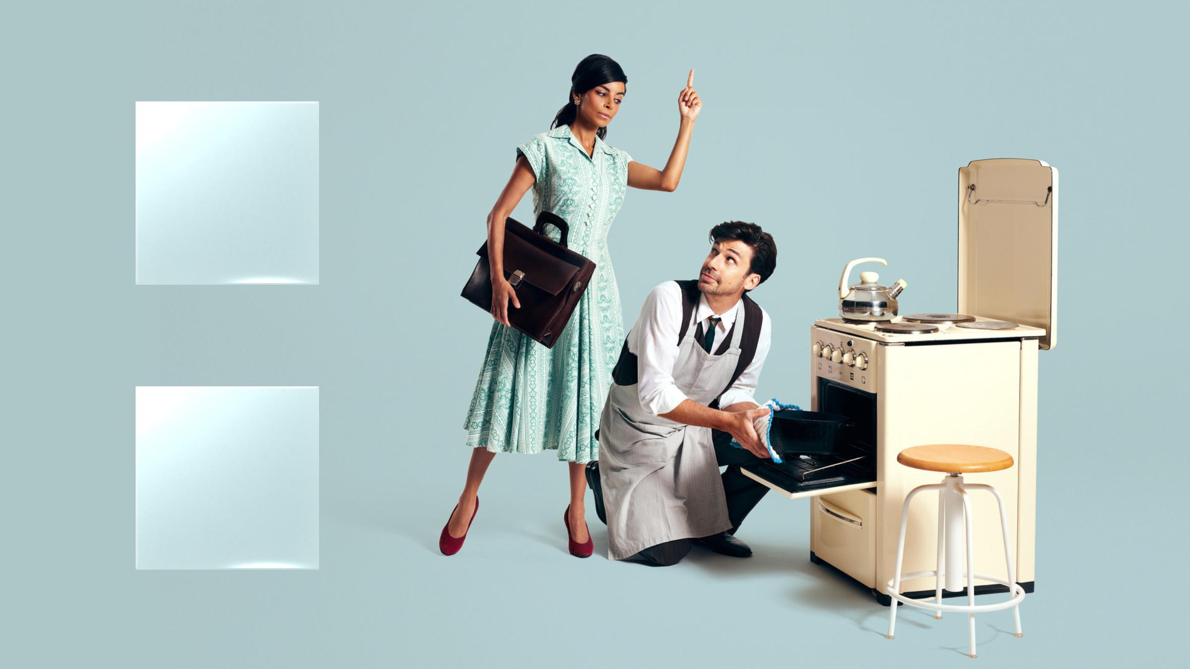 "ZDF.zeit: laut. stark. gleich. berechtigt. (1) - Zeit der Frauen - mit Collien Ulmen-Fernandes": Symbolbild, das Collien Ulmen-Fernandes mit erhobenen Zeigefinger und Aktentasche zeigt. Vor ihr sitzt ein Mann mit Schürze vor einem geöffneten Backofen und sieht zu Collien UImen-Fernandes hoch.