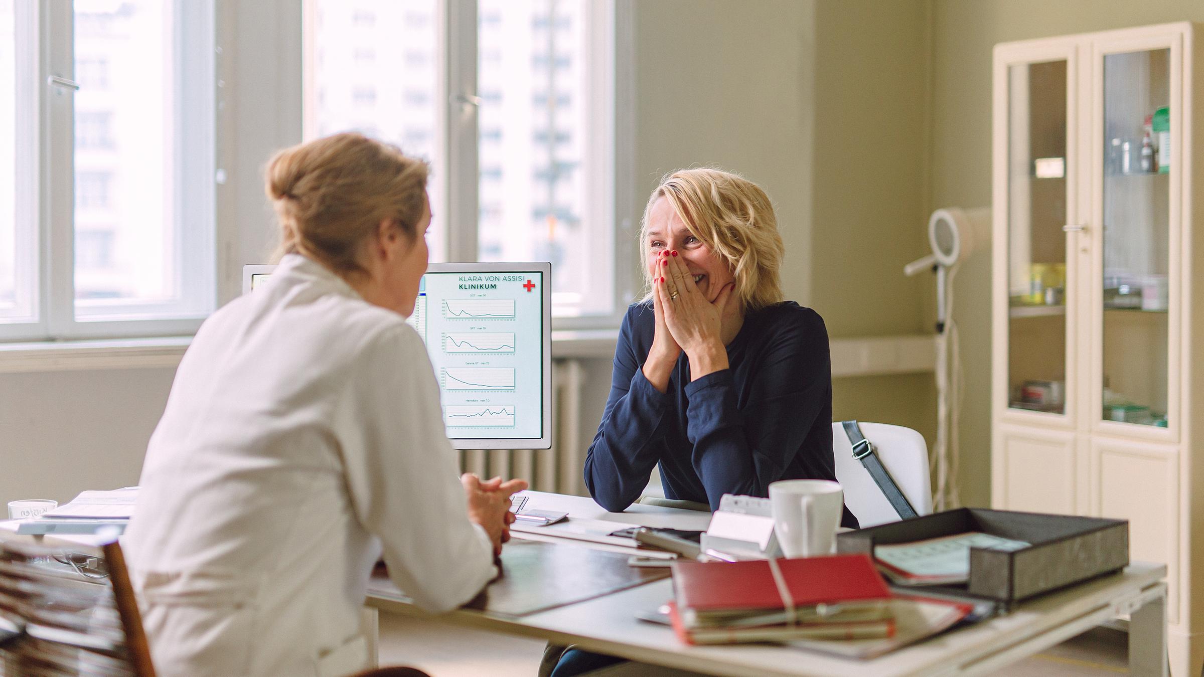  "Fritzie - Der Himmel muss warten - Wünsch dir was": Fritzie (Tanja Wedhorn) ist bei Frau Dr. Malotta (Kirsten Block) zur Nachuntersuchung. Sie ist über die Nachricht sichtlich überglücklich und voller Freude.
