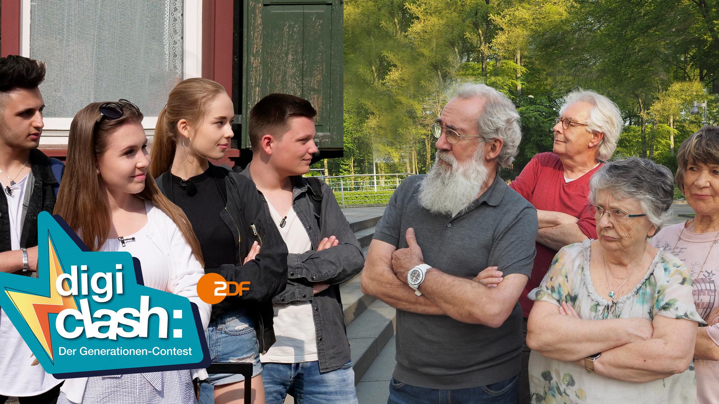 "Digiclash: Der Generationen-Contest": Eine Gruppe Jugendlicher, von links nach rechts: Amin (18), Kassandra (16), Pia (17) und Patrick (18) steht einer Gruppe Senioren, von links nach rechts Heino (71), Hubert (71), Trish (73) und Edda (76) gegenüber.