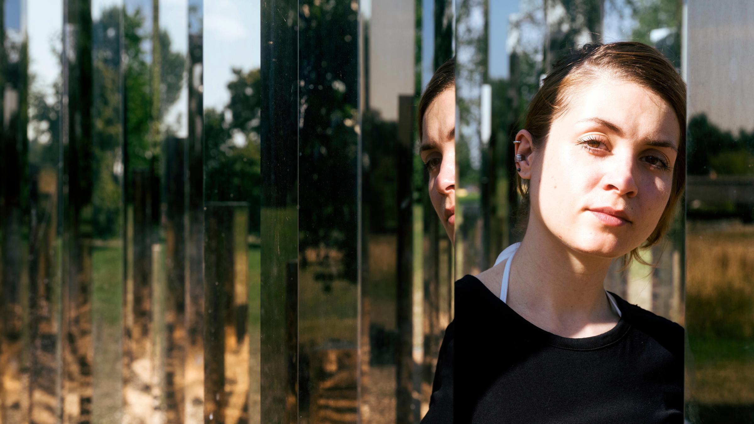  "37°: Du sollst hören! - Taub zwischen zwei Welten": Anne Zander (34) mit großen braunen Augen und braunem Haar schaut skeptisch.