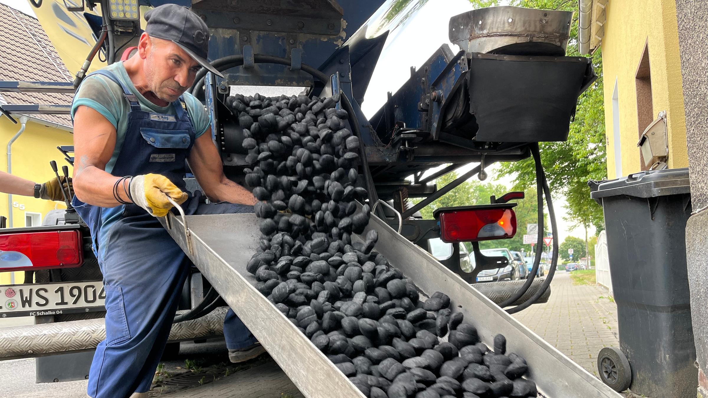 "planet e.: Angst vor der Gas-Krise – wenn Heizen zum Luxus wird": Über eine Rutsche wird Kohle vom Lkw transportiert.