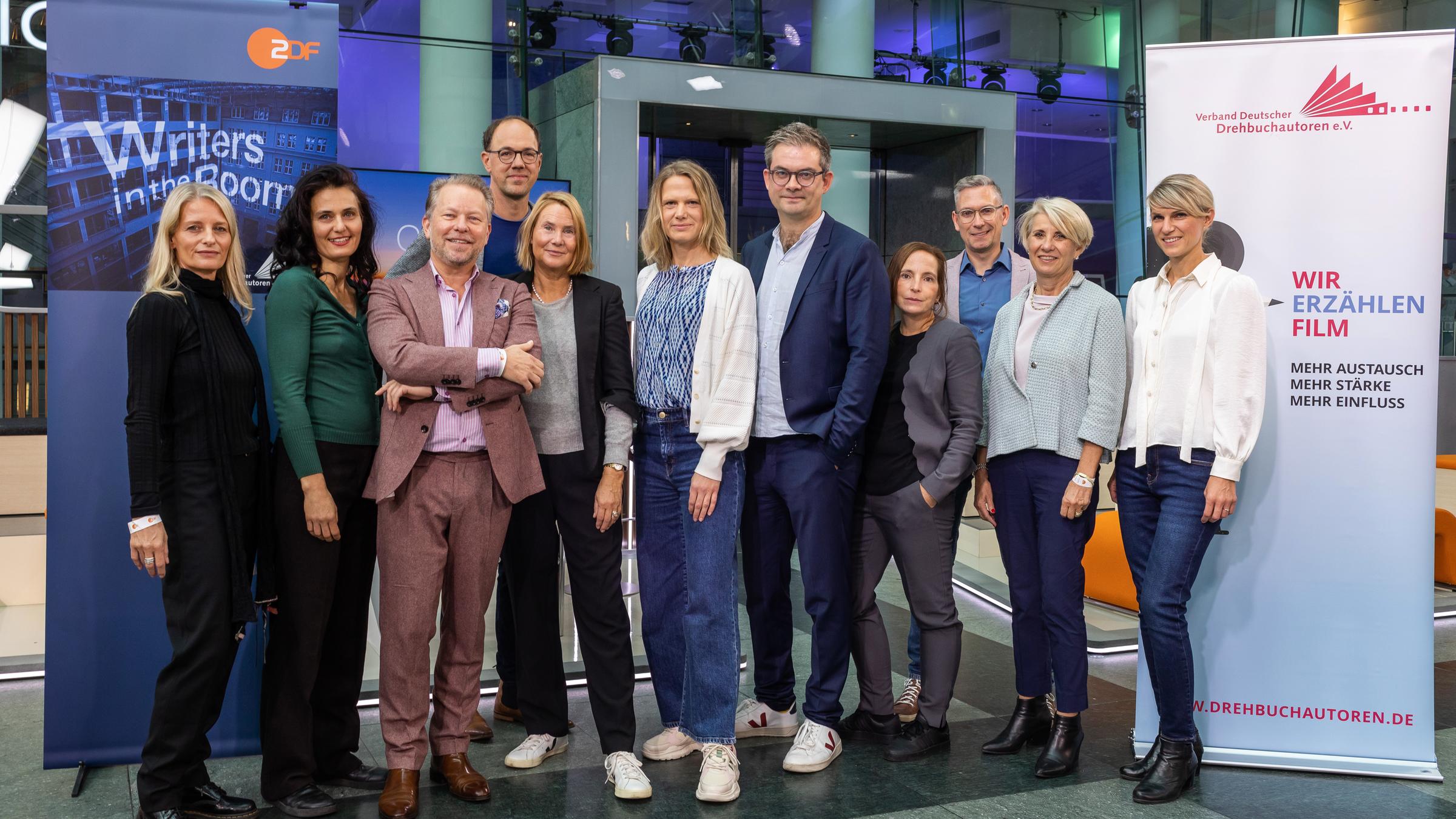 Von links: Katharina Amling, Nicole Mosleh, Sebastian Andrae, Frank Zervos, Heike Hempel, Nadine Bilke, Christian Lex, Regine Bielefeld, Michael Stumpf,  Dr. Simone Emmelius, Jasmin Maeda  eroeffnen die Veranstaltung „Writers in the Room“ im ZDF Hauptstadtstudio. Das ZDF laedt Autoren zum Austausch in Workshops ein. Aufgenommen am 21.09.2022 in Berlin.