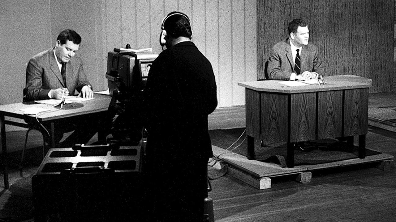  Der Sendebetrieb des ZDF startete 1963 in einem provisorischen Studio in Eschborn. v.l.: Wim Thoelke, Wolfgang Behrendt