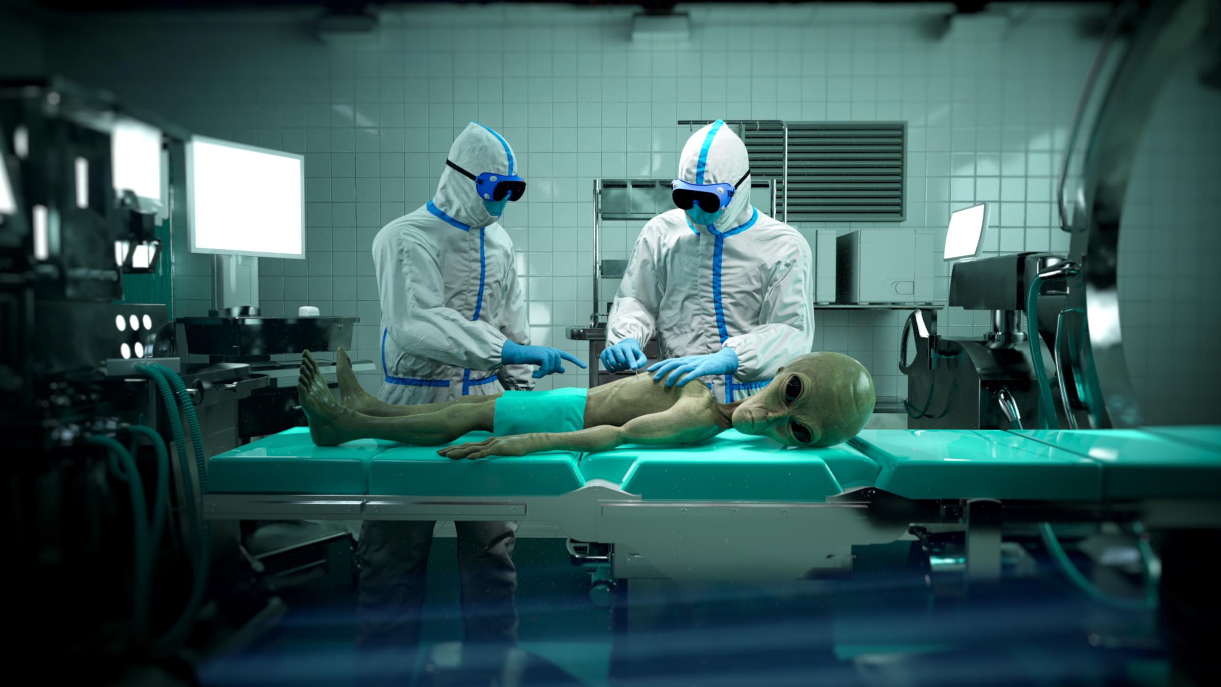 "Terra X: Tabu - Geheimnisvolle Orte": Buttel Shot: Zwei Wissenschaftler untersuchen ein Alien.