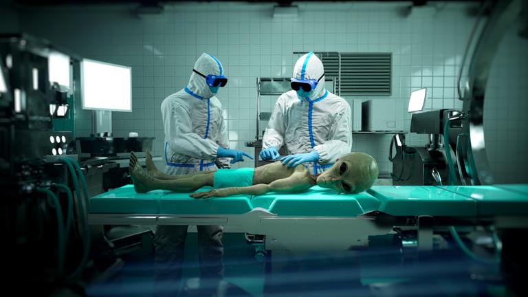 "Terra X: Tabu - Geheimnisvolle Orte": Buttel Shot: Zwei Wissenschaftler untersuchen ein Alien.