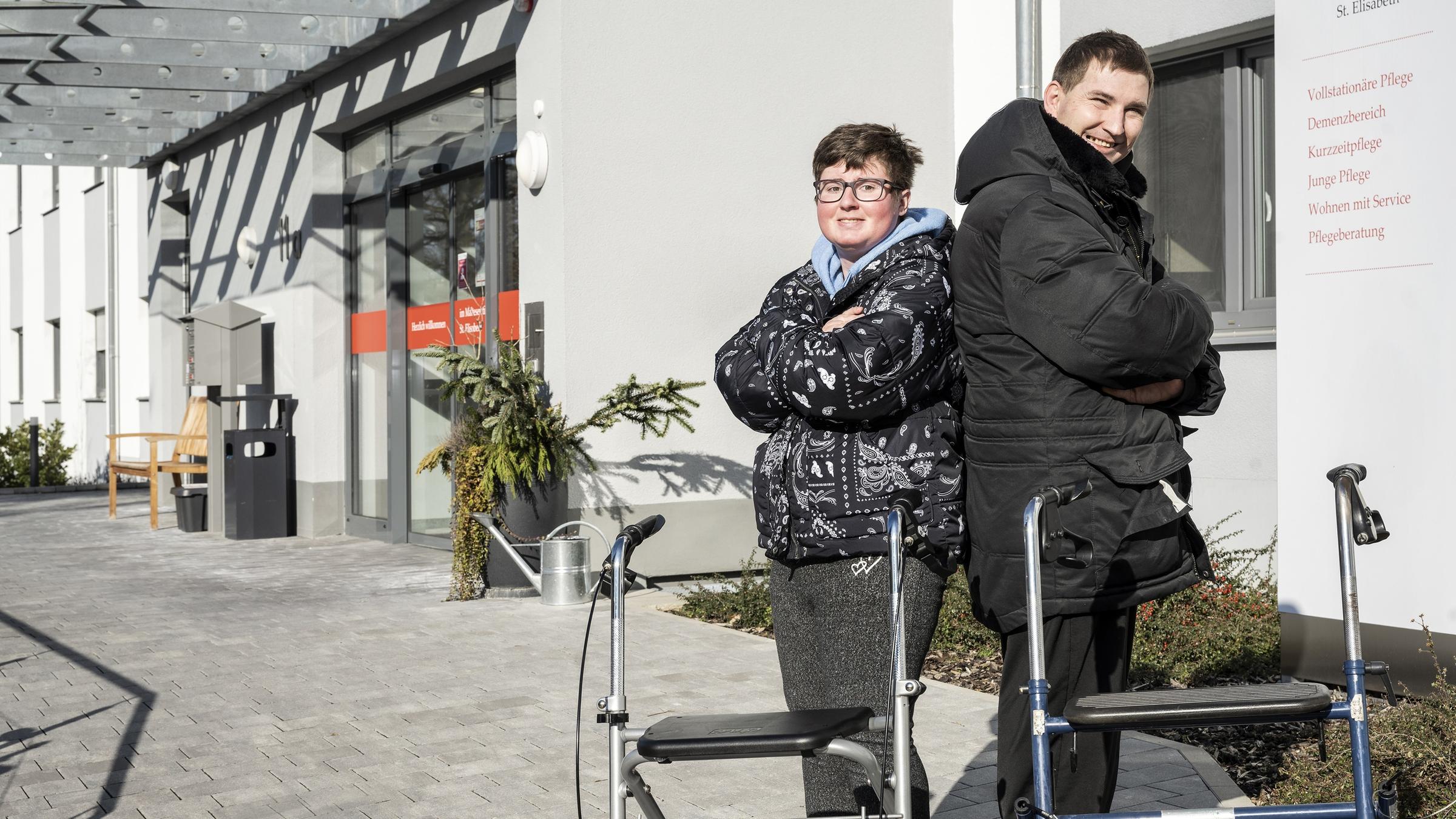 "37° Zu jung fürs Pflegeheim": Christoph und Katarina stehen mit ihren Rollatoren vor dem Pflegeheim.