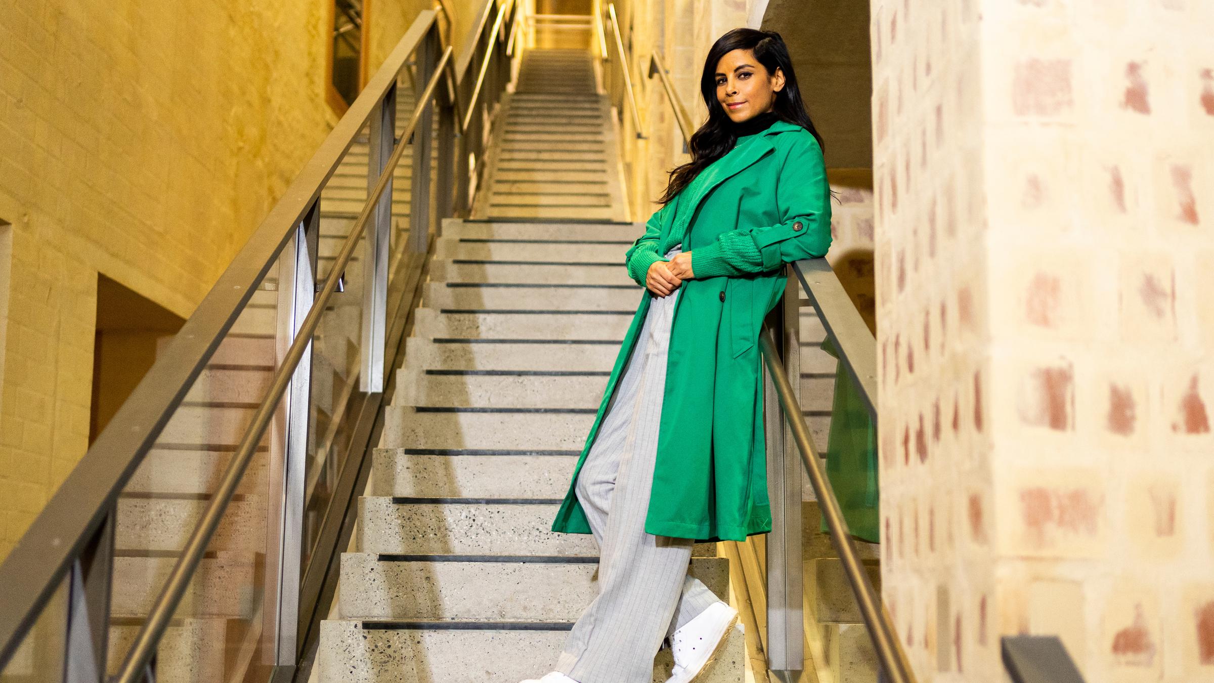 "Wenn das Unmögliche wahr wird - Wie Wunder unser Leben verändern": Collien Ulmen-Fernandes steht auf einer Treppe und lächelt in die Kamera.