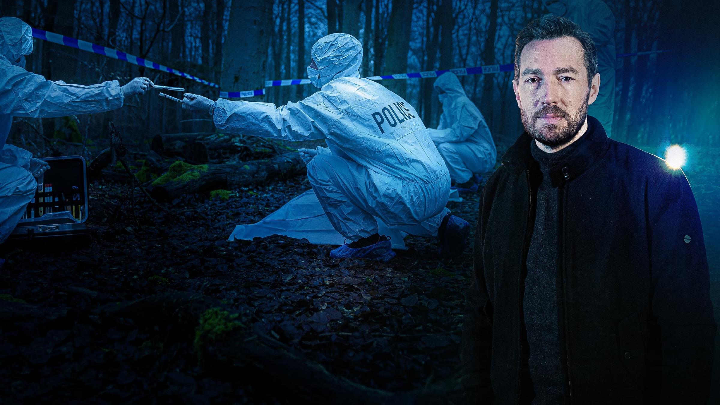 "ZDF.zeit: Mörderische Wahrheit - Wenn Liebe tödlich endet": Sven Voss steht rechts im Bildvordergrund und schaut in die Kamera. Hinter ihm knien drei Menschen in weißen Anzügen und sichern Spuren. Die Szenerie spielt in einem Waldstück - am Boden liegt ein abgedeckter Körper.