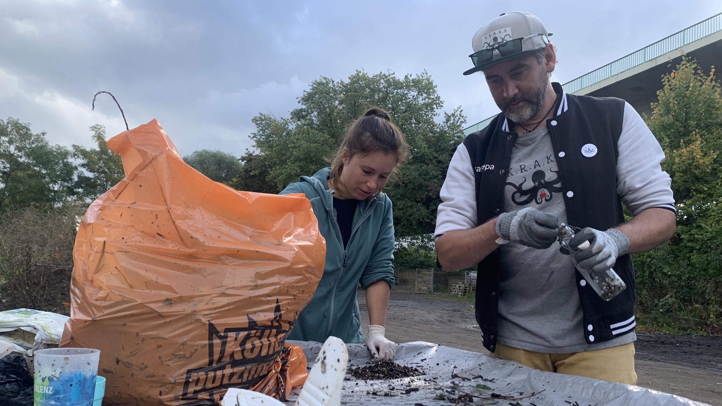 "plan b: Gegen die Plastikflut - Ideen für saubere Gewässer": Leandra Hamann und Christian Stock von K.R.A.K.E. e.V. sortieren Müll aus dem Rhein, Köln.