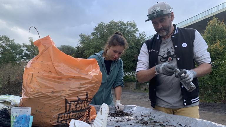 "plan b: Gegen die Plastikflut - Ideen für saubere Gewässer": Leandra Hamann und Christian Stock von K.R.A.K.E. e.V. sortieren Müll aus dem Rhein, Köln.