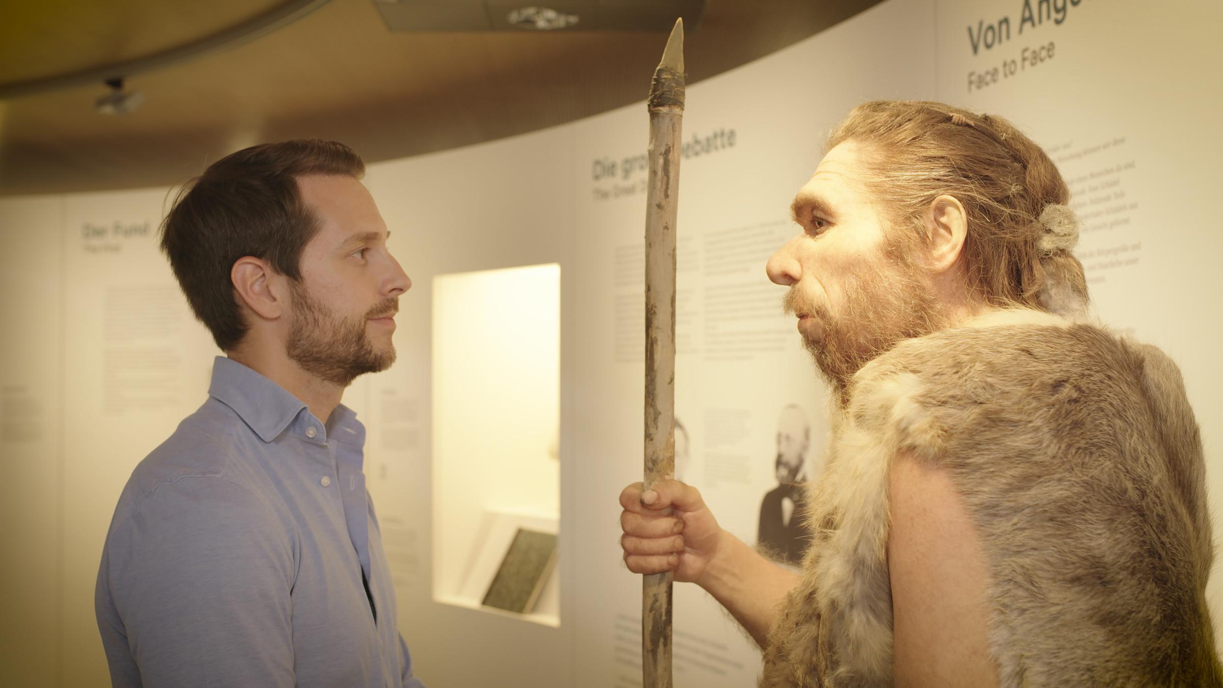 "Terra X: Europa in... Der letzten Eiszeit": Mirko Drotschmann steht vor einer männlichen Neandertaler-Rekonstruktion.