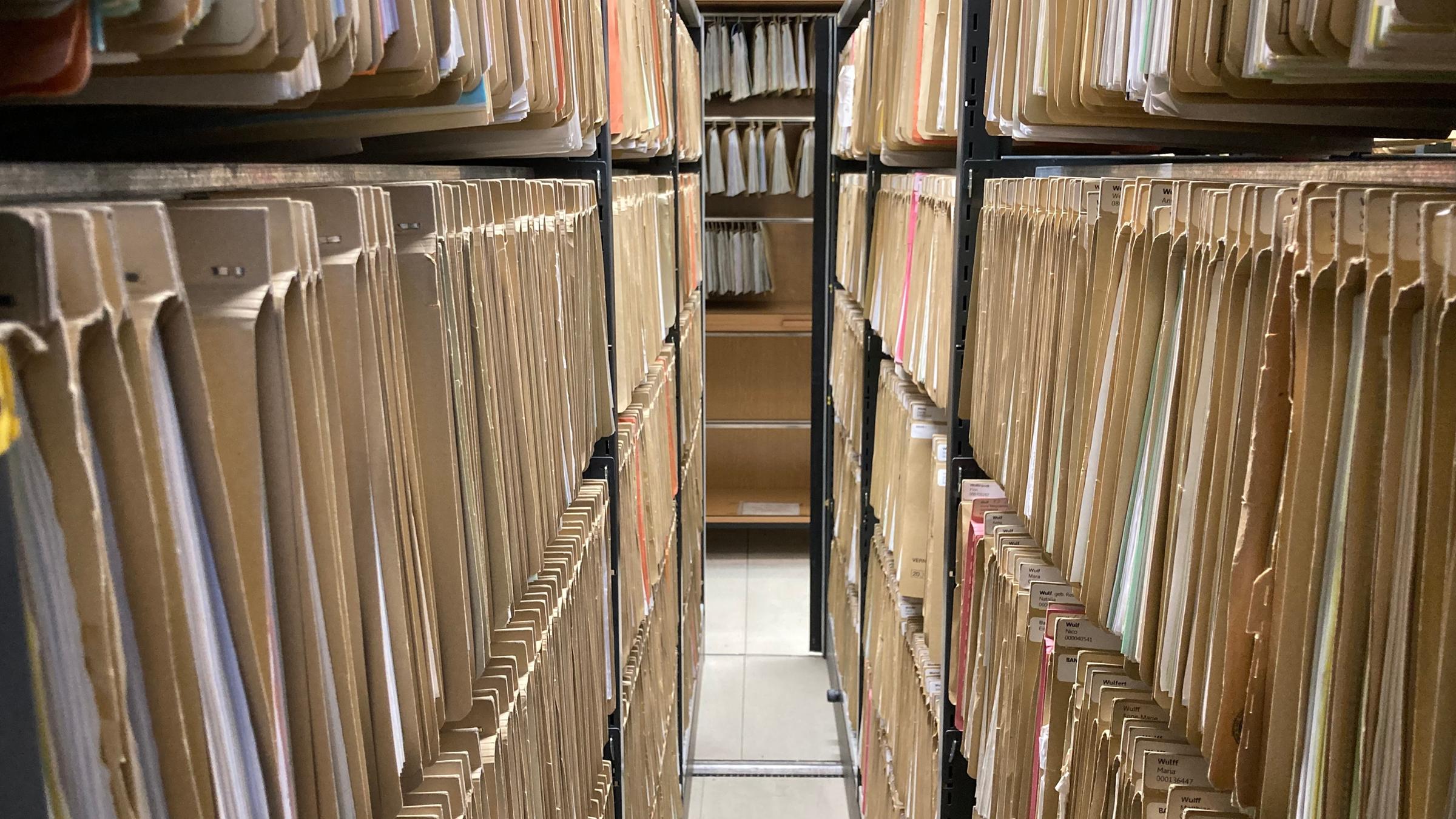 "Digital Fail - Deutschland im Datenstau": Blick an langen Aktenregalen entlang