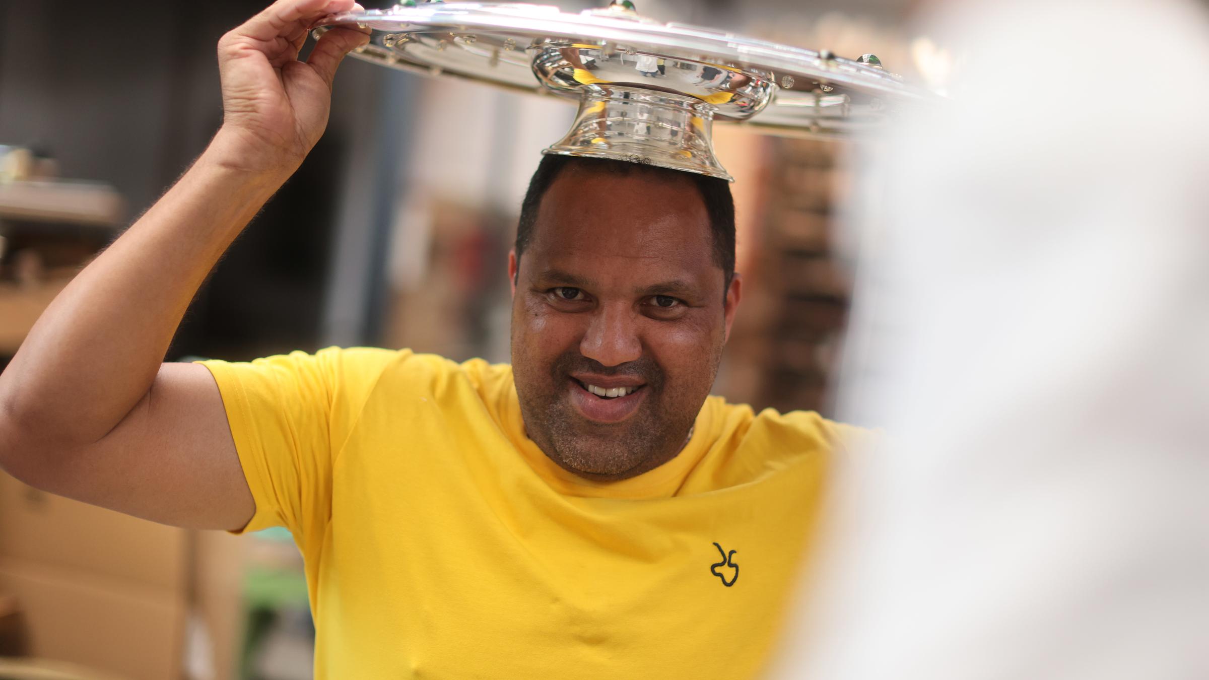 "sportstudio reportage: Titel, Tore, tausend Träume - 60 Jahre Bundesliga mit Béla Réthy": Aílton  hält die Meisterschale auf dem Kopf.