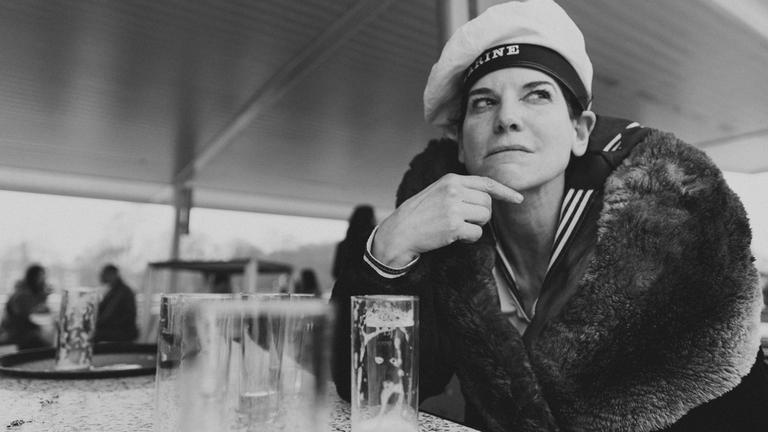 "Freiheit ist das Einzigste, was zählt - Rheinromantik": Schwarz-weiß: Hans (Bibiana Beglau) sitzt mit Kapitänsmütze auf einem Boot.