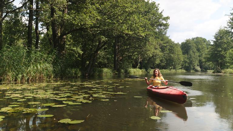 "Terra X - Faszination Deutschland: Der Weg des Wassers": Jasmina Neudecker paddelt durch den Spreewald.