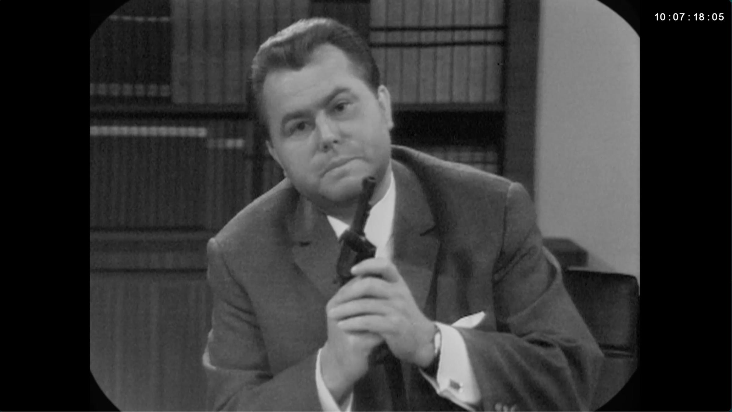 "Diese Sendung ist kein Spiel": Schwarz-Weiß-Foto: Eduard Zimmermann sitzt vor einer Schrankwand. In den Händen hält er eine Pistole.