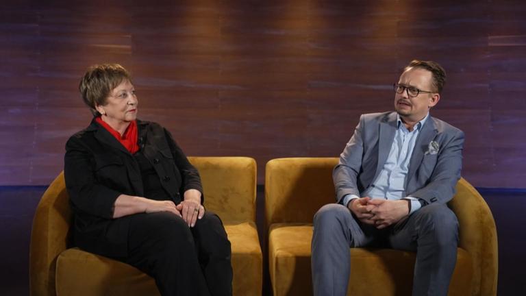 Bildbeschreibung: "Die Streitrepublik": Mutter Christiane und Sohn Kris sitzen zusammen im Gespräch auf einem Sofa.