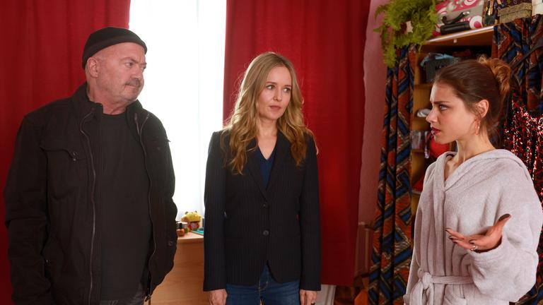 "Ein starkes Team - Jemma": Die Kommissare Otto Garber (Florian Martens) und Linett Wachow (Stefanie Stappenbeck) stehen mit Jemma Dubnitzki (Vivien Sczesny) in ihrem Zimmer und schauen sie skeptisch an, während sie eine erklärende Geste macht.