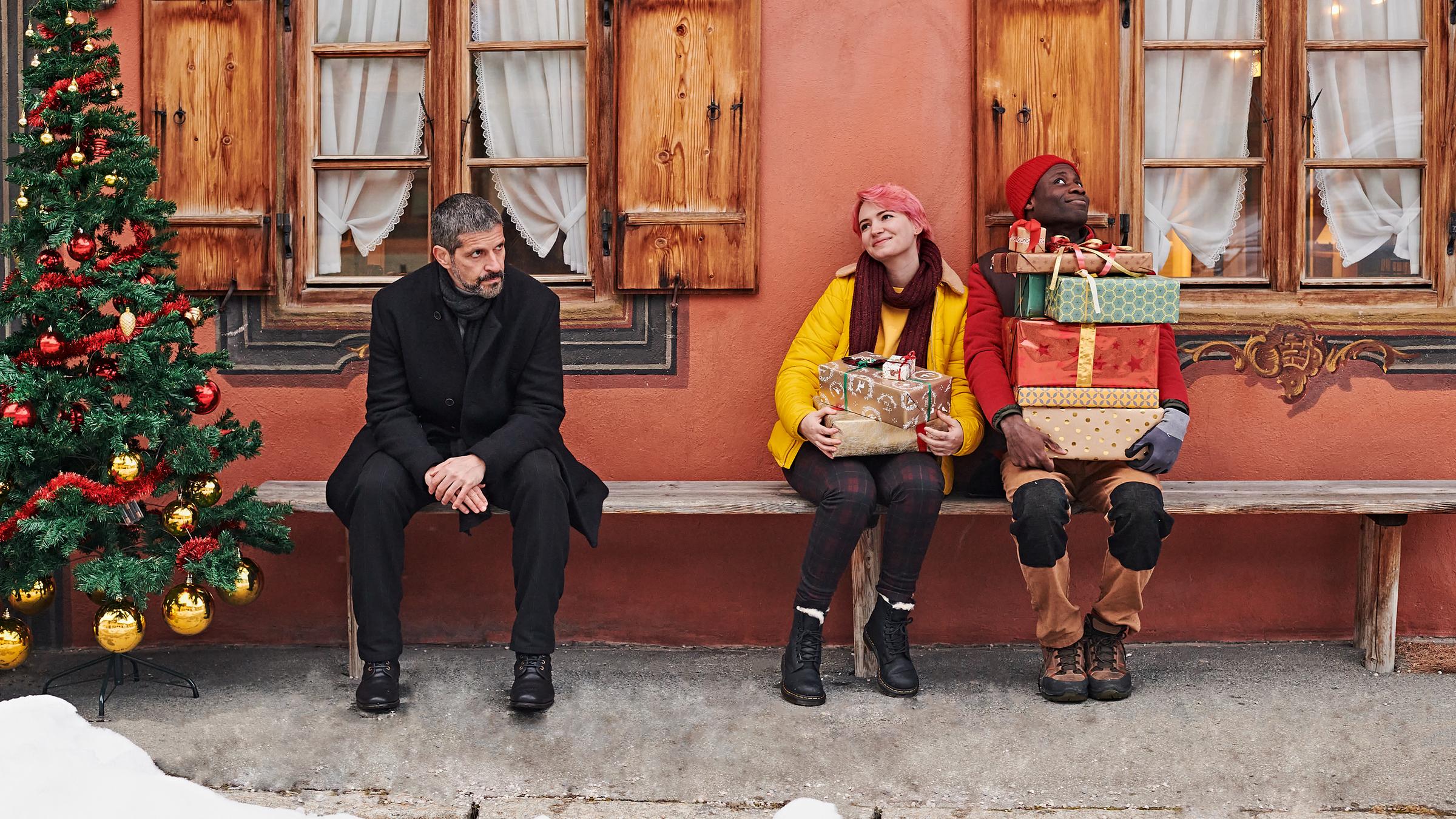 "Weihnachtspäckchen... haben alle zu tragen": Von links: Frank Donneck (Pasquale Aleardi), Adika (Yann Mbiene), Tessa (Zoe Valks)