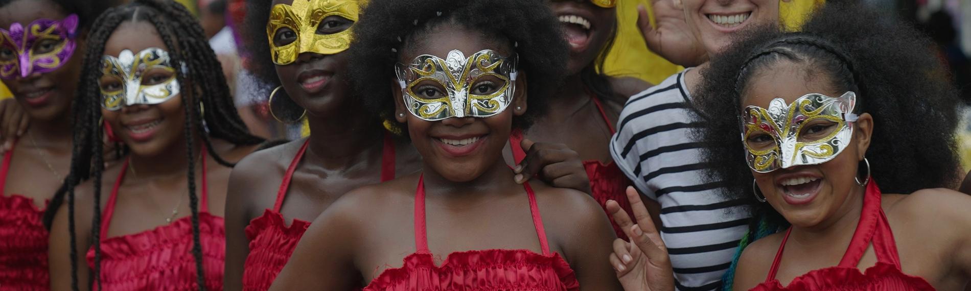 "Gib Frieden eine Chance - Drei Menschen im Einsatz für Verständigung": Ulrike steht neben Jugendlichen aus der Theatergruppe ihres Jugendzentrums.