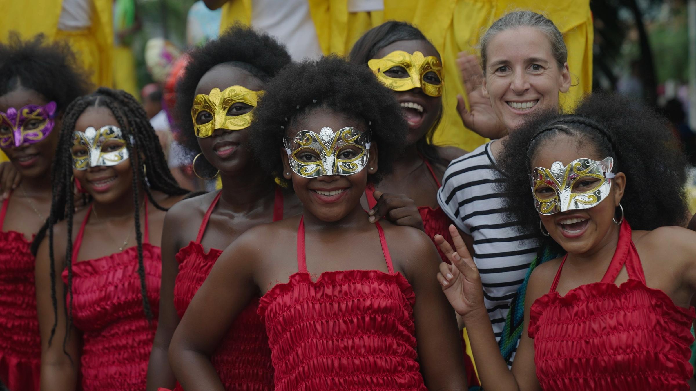 "Gib Frieden eine Chance - Drei Menschen im Einsatz für Verständigung": Ulrike steht neben Jugendlichen aus der Theatergruppe ihres Jugendzentrums.