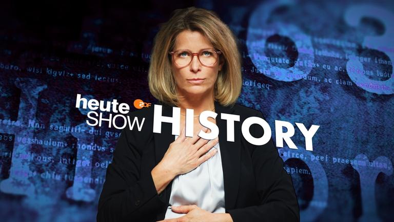"heute-show history - Oh Mann,... 60 Jahre Frauen im ZDF": Montage: Valerie Niehaus trägt einen schwarzen Blazer und blickt in die Kamera. Sie hält die eine Hand vor ihren Ausschnitt, die andere vor ihren Bauch. Vor ihr liegt das Logo der "heute-show", in der oberen Bildecke ist die Zahl 63.