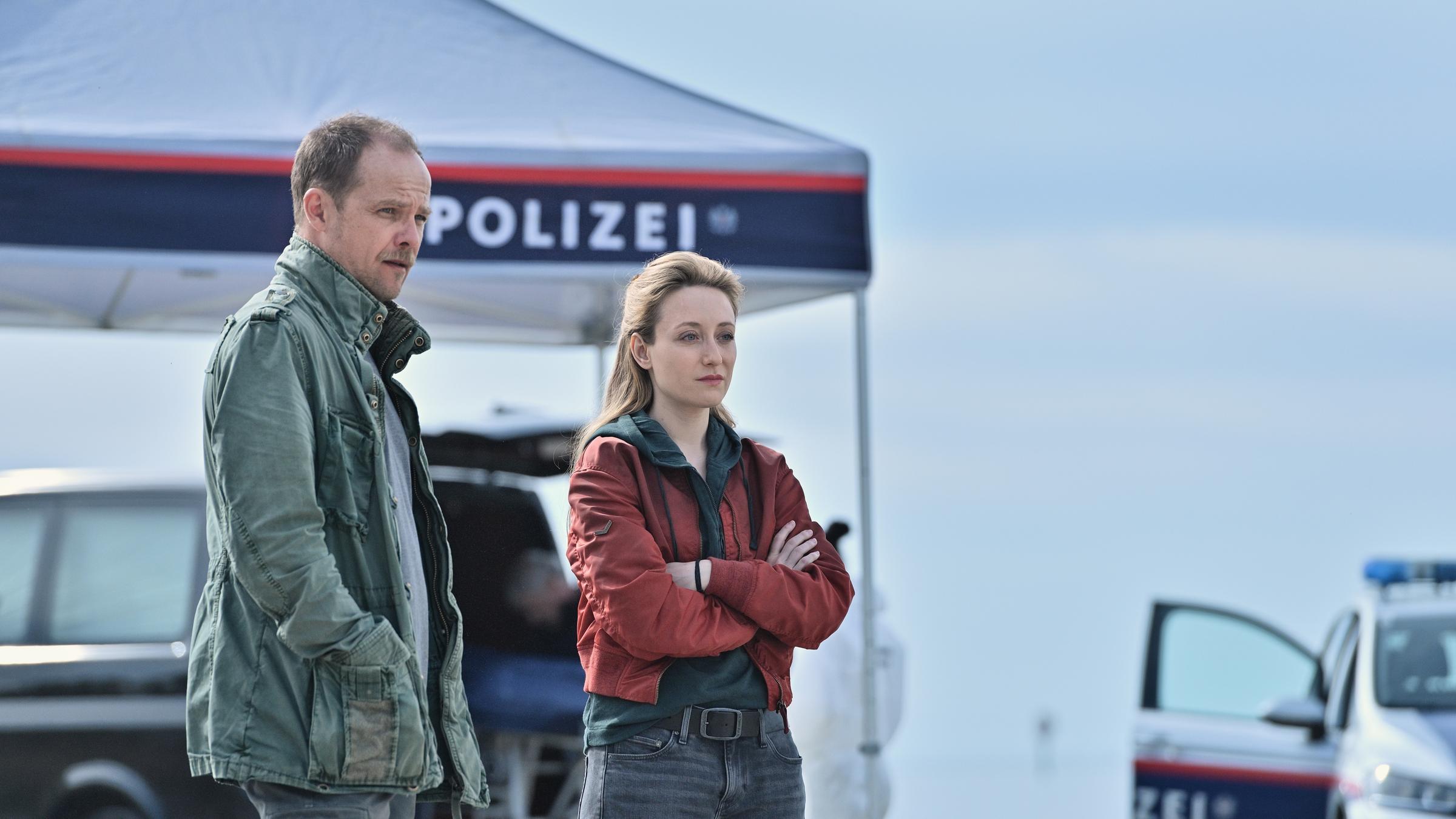 "Die Toten vom Bodensee - Nemesis": Luisa Hoffmann (Alina Fritsch) und Micha Oberländer (Matthias Koeberlin) stehen nebeneinander auf der Straße.