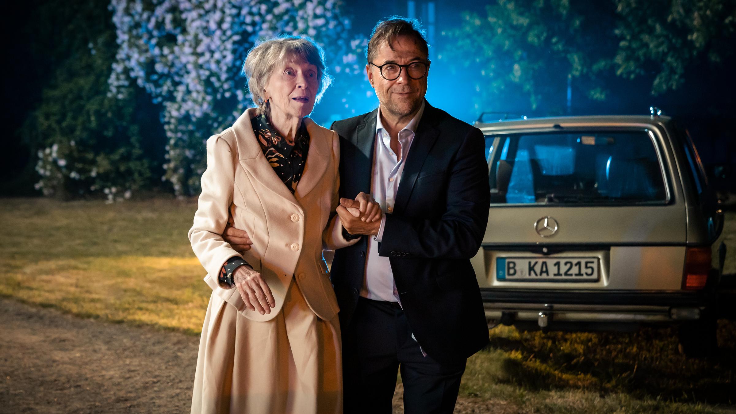 "Düstersee": Joachim Vernau (Jan Josef Liefers) hält seine Mutter Hildegard Vernau (Elisabeth Schwarz) an der Hand.