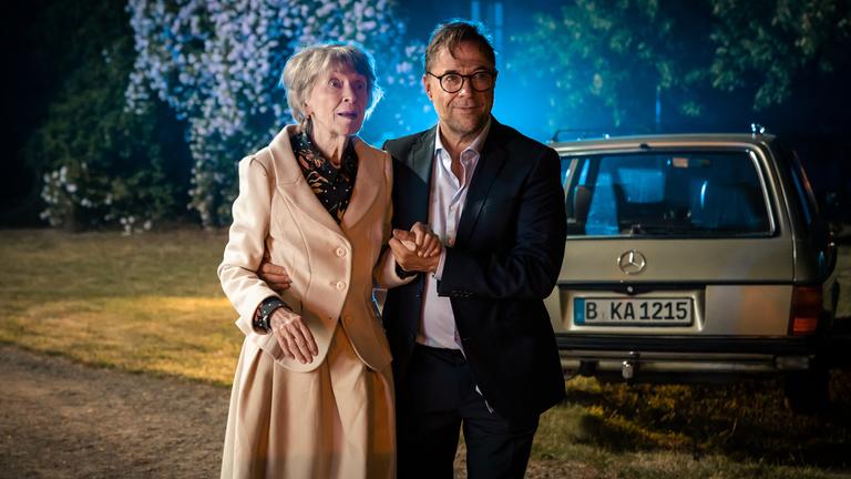 "Düstersee": Joachim Vernau (Jan Josef Liefers) hält seine Mutter Hildegard Vernau (Elisabeth Schwarz) an der Hand.