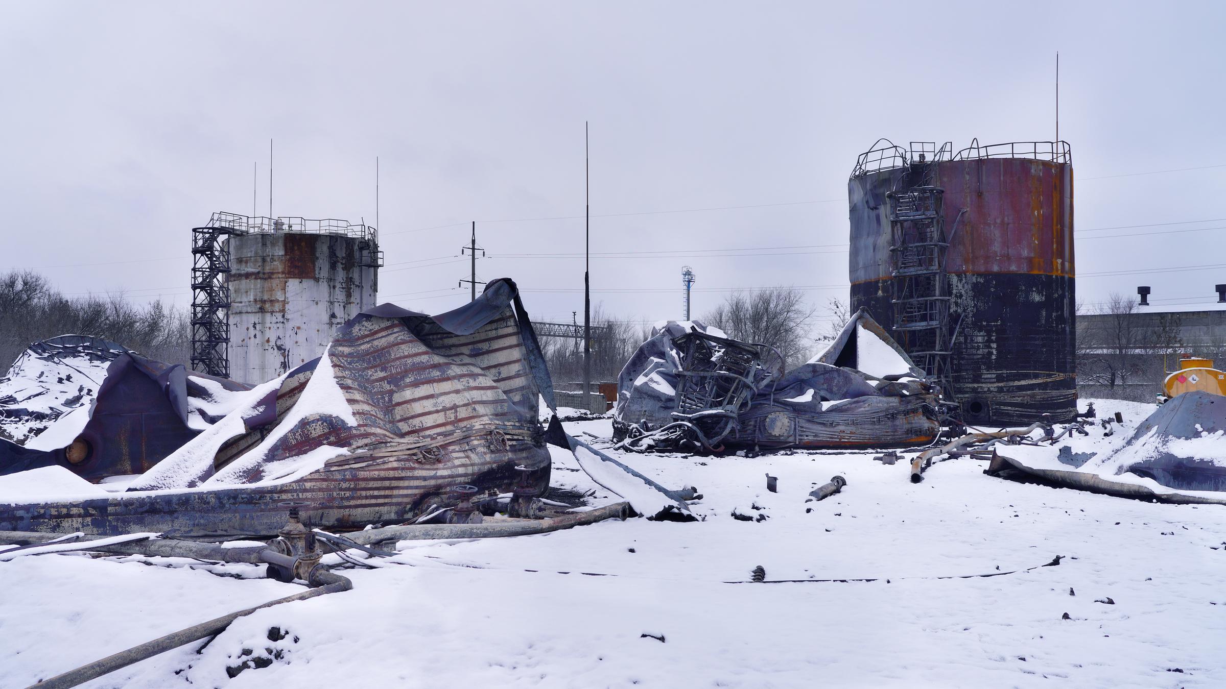 "planet e.: Umwelt unter Beschuss - Wie der Krieg die Ukraine zerstört": Totale von zerstörtem Öl-Depot in der Ukraine.