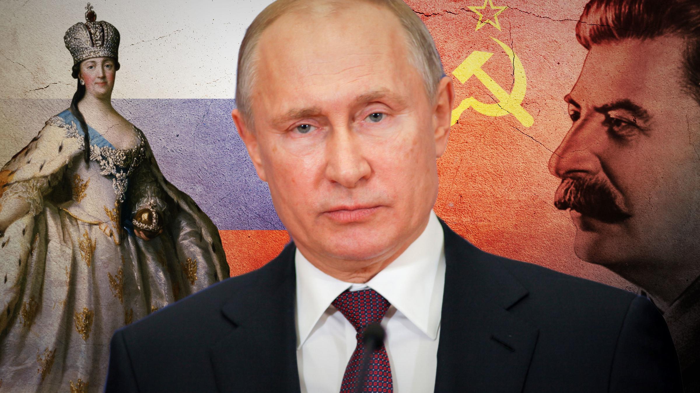 "Russlands Kriege: Die Sowjetunion": Montage: in der Mitte Vladimir Putin, rechts Joseph Stalin; links Catherine II., hinten links die russische Flagge, hinten rechts die Flagge der Sowjetunion mit Textur einer Wand.