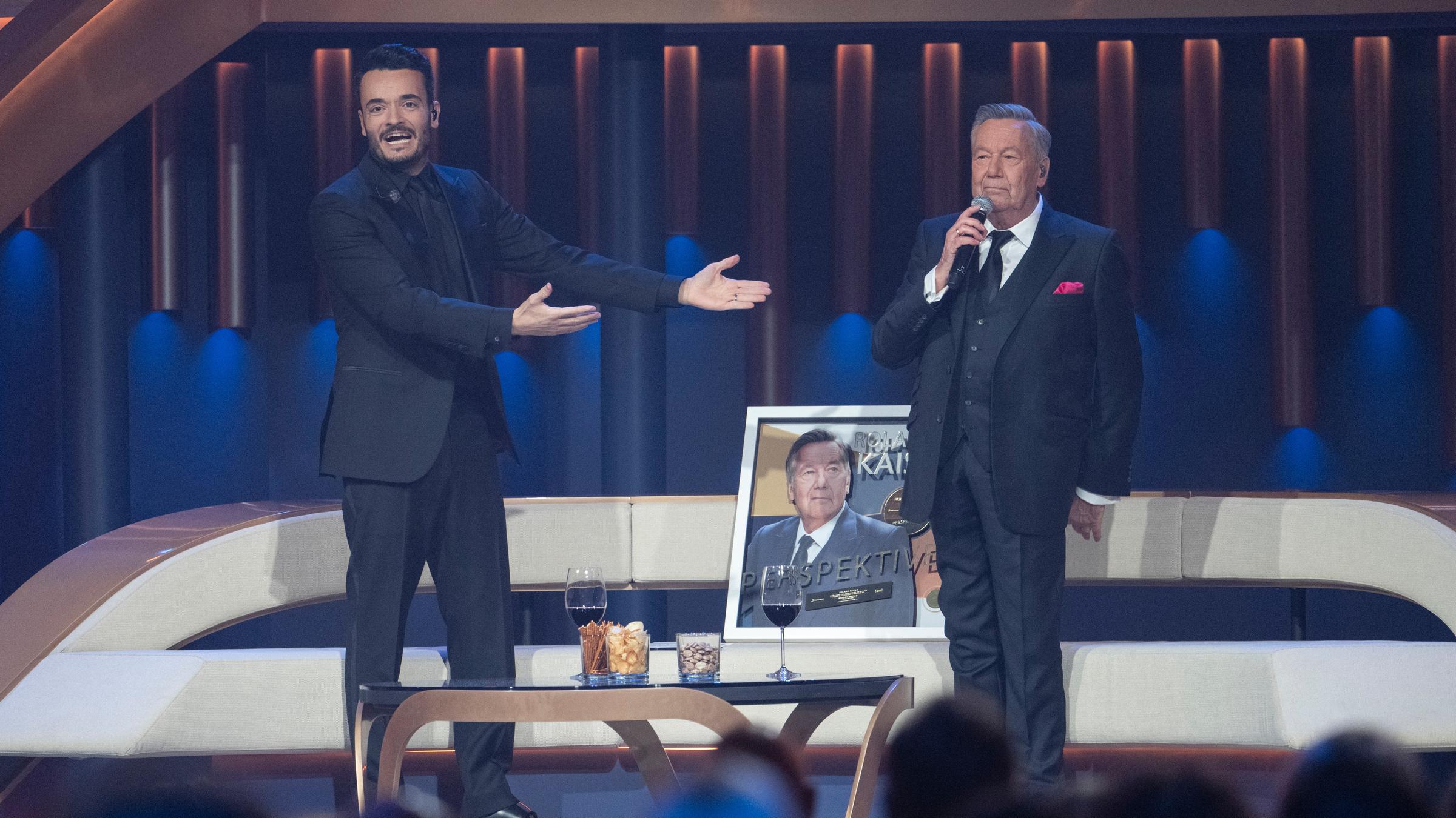 "Die Giovanni Zarrella Show", 25.02.2023 live aus Offenburg: Giovanni Zarrella und Roland Kaiser stehen auf der Bühne.
