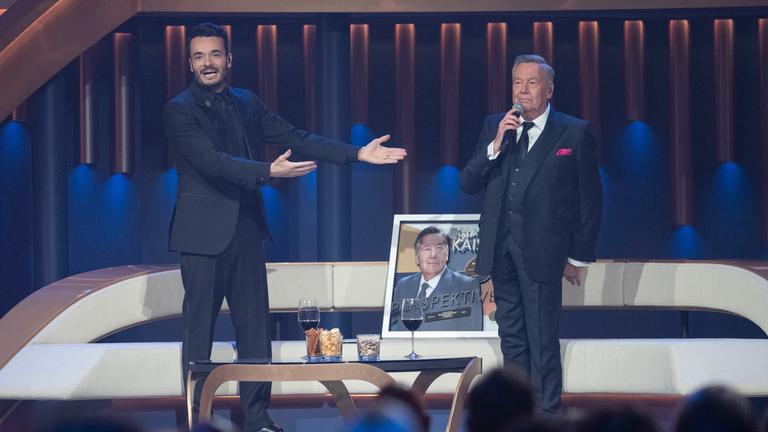 "Die Giovanni Zarrella Show", 25.02.2023 live aus Offenburg: Giovanni Zarrella und Roland Kaiser stehen auf der Bühne.