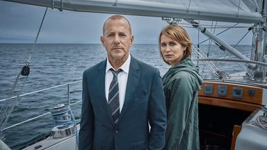 "Die Frau im Meer": Simon Kessler (Heino Ferch) und Silke Broder (Anja Kling) stehen nebeneinander auf einem Boot.