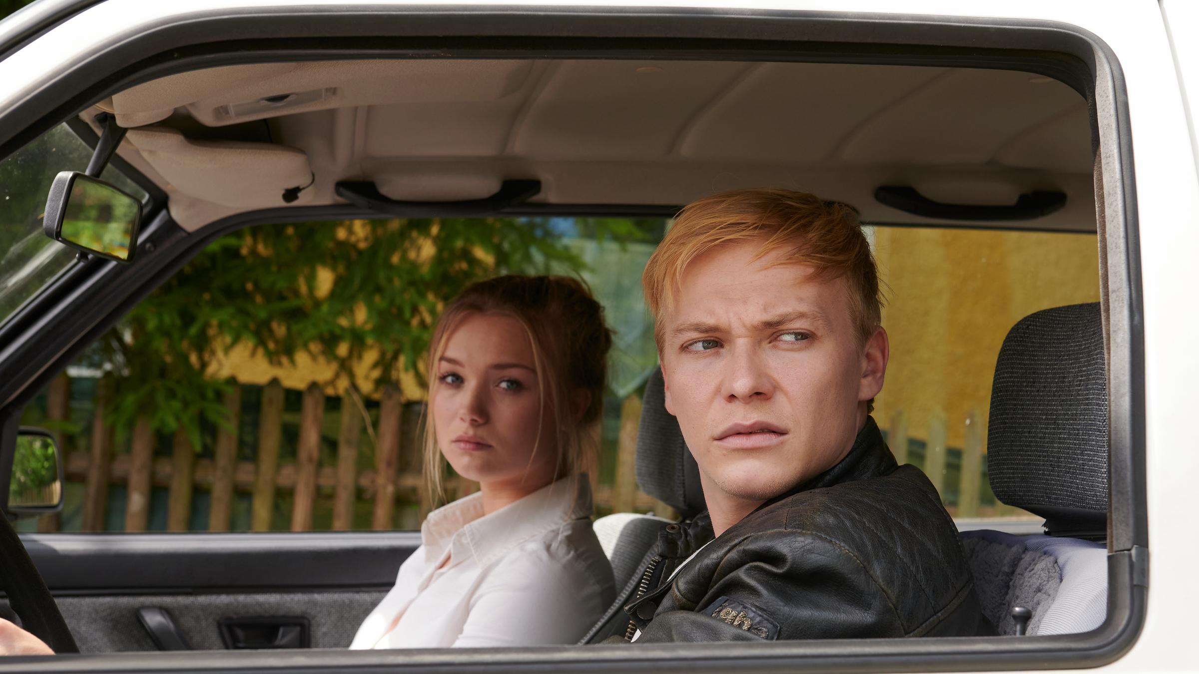 "Gestern waren wir noch Kinder": Tim Münzinger (Julius Nitschkoff) und Vivi Klettmann (Julia Beautx) sitzen gemeinsam in einem Auto. Beide schauen verstört aus dem Fenster.