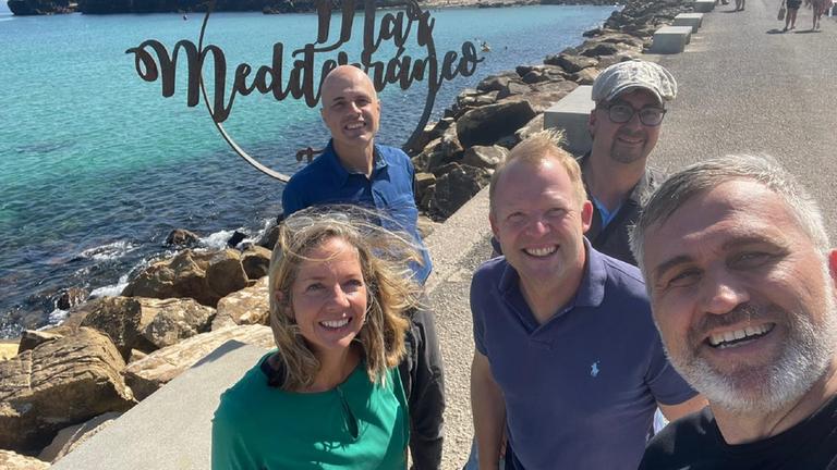 "Mare Nostrum - Wem gehört das Mittelmeer?": Das ZDF-Team steht am Meer in Tarifa, Spanien, zum Gruppenfoto.