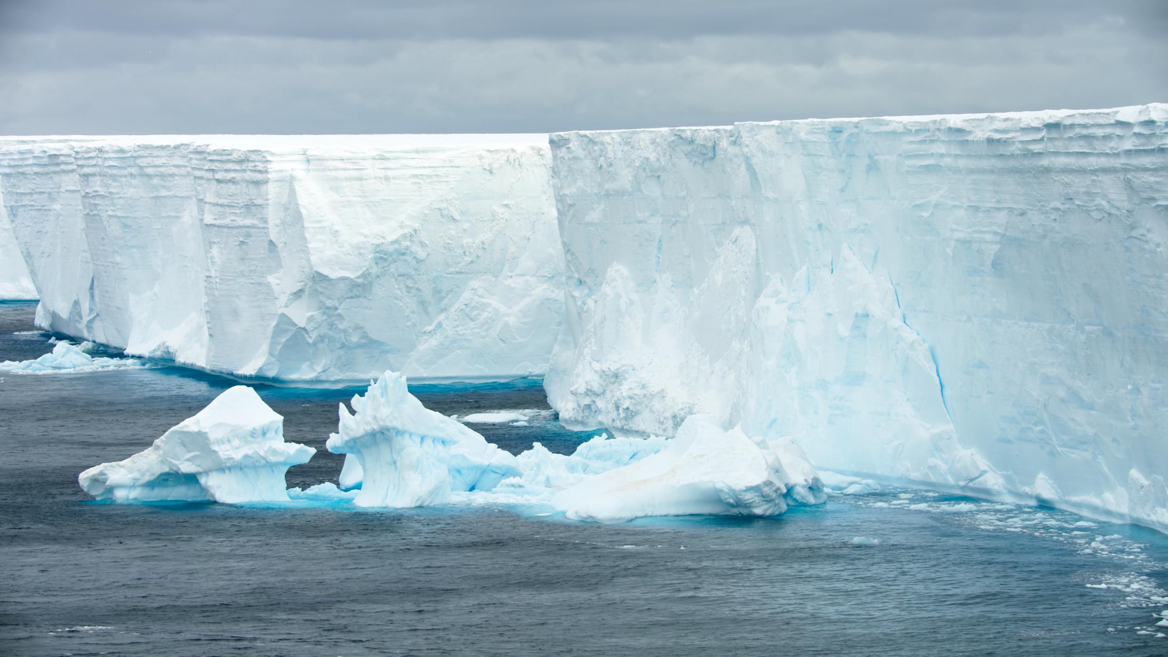 "Terra X: Eisige Welten - Planet im Wandel": Große Tafeleisberge treiben im Meer der Antarktis.