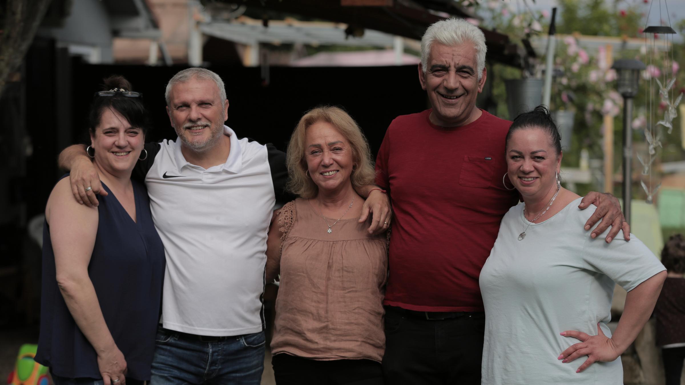 "Zerrissen bleibst du immer - Gastarbeiter zwischen Heimat und Zuhause": Eine sizilianische Großfamilie in Deutschland. Franco mit seiner Frau Tina und Schwester Sara und ihrem Mann Vittorio und der Tochter Sabrina im deutschen Schrebergarten. Hier fühlen sie sich zu Hause.