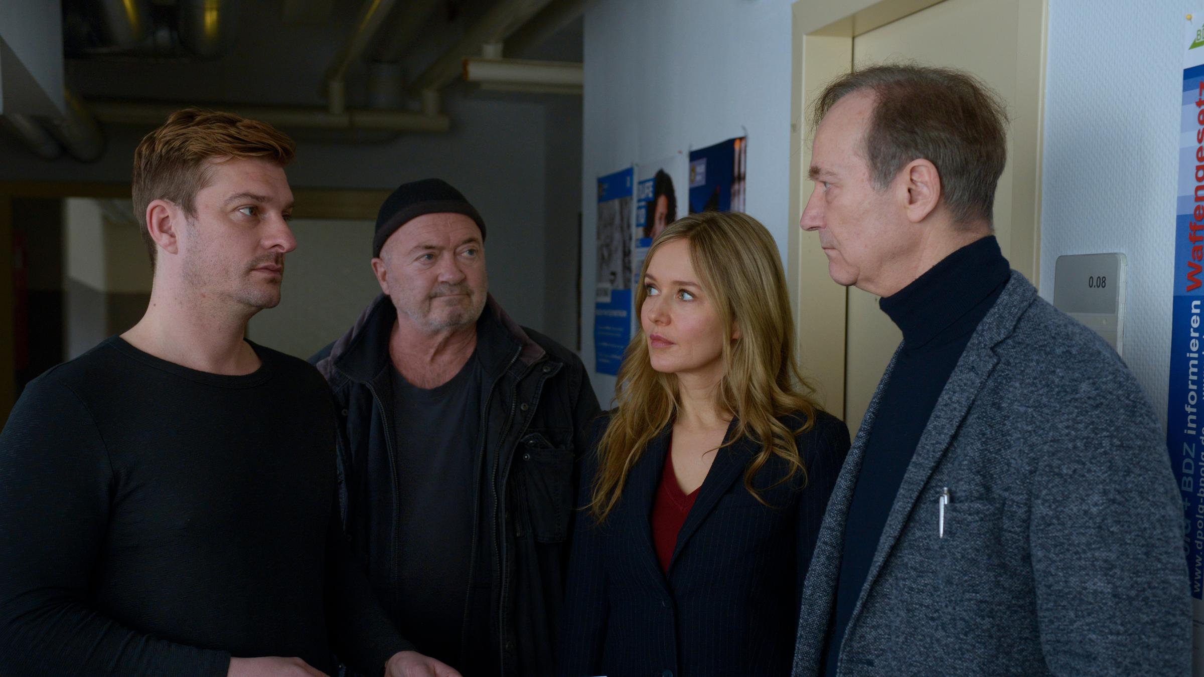 Ein starkes Team - Im Namen des Volkes": Im Kommissariat hält Sebastian Klöckner (Matthi Faust) dem Ermittlerteam Otto Garber (Florian Martens), Linett (Stefanie Stappenbeck) und Reddemann (Arnfried Lerche) ein Foto vor.